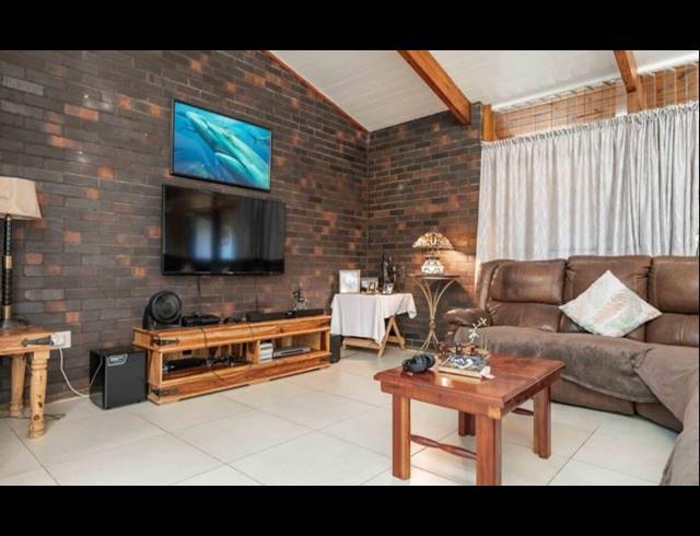 5 BEDROOM FREESTANDING FOR SALE IN CLANSTHAL